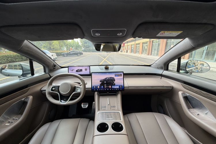 Used Hima Luxeed R7 2025 Range-Extended Version 251 km Max Interior 3