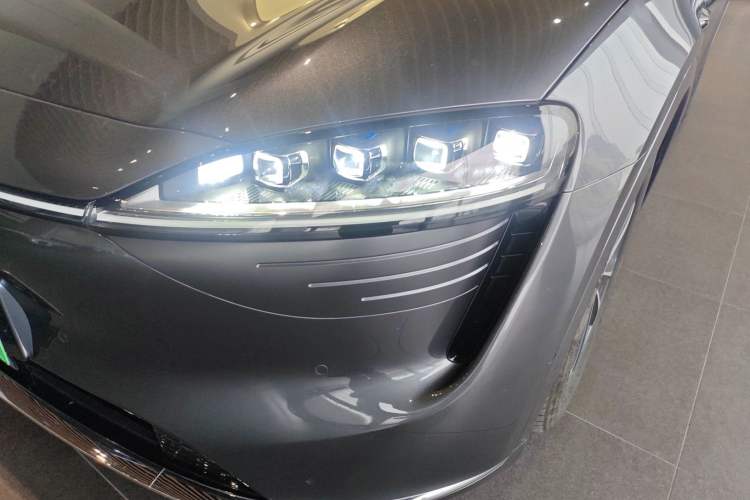 Used Hima Luxeed R7 2025 Range-Extended Version 251 km Max Left Front Headlight