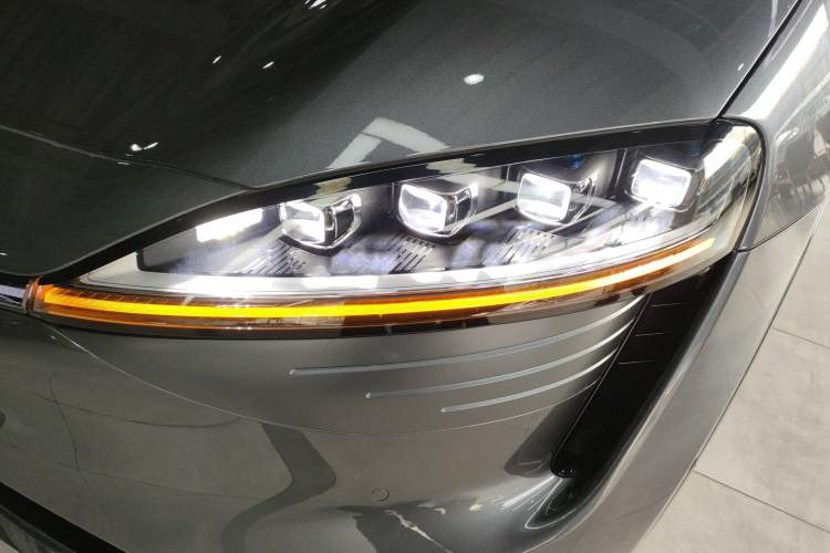 Used Hima Luxeed R7 2025 Range-Extended Version 251 km Max Left Front Headlight