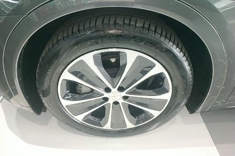 Used Hima Luxeed R7 2025 Range-Extended Version 251 km Max Left Front Wheel Hub