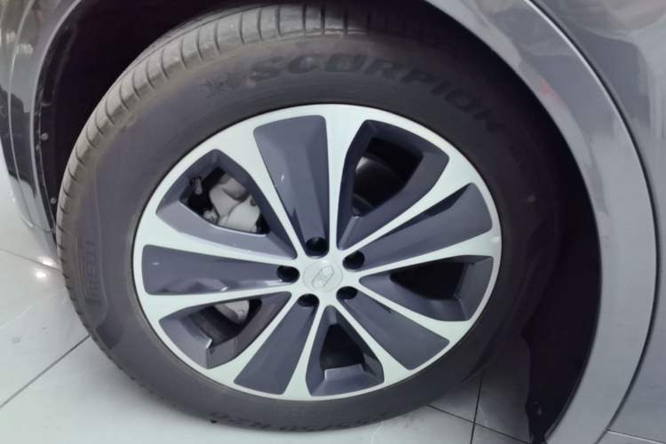 Used Hima Luxeed R7 2025 Range-Extended Version 251 km Max Left Front Wheel Hub