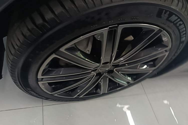 Used Hima Luxeed R7 2025 Range-Extended Version 251 km Max Left Front Wheel Hub