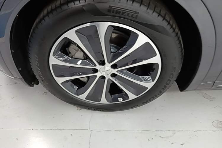 Used Hima Luxeed R7 2025 Range-Extended Version 251 km Max Left Front Wheel Hub