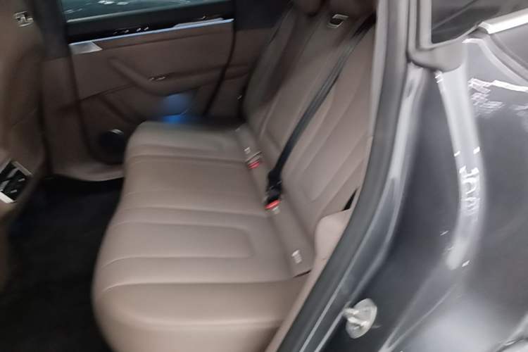 Used Hima Luxeed R7 2025 Range-Extended Version 251 km Max Left Rear Seat