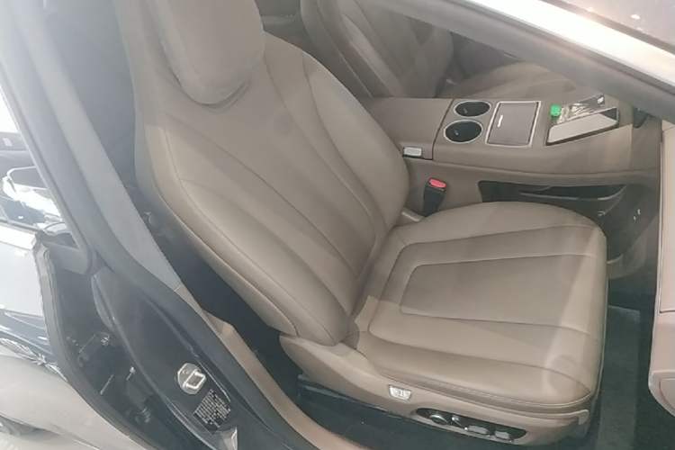 Used Hima Luxeed R7 2025 Range-Extended Version 251 km Max Right Front Seat