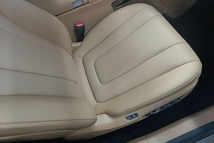 Used Hima Luxeed R7 2025 Range-Extended Version 251 km Max Right Front Seat