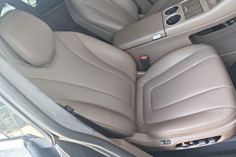 Used Hima Luxeed R7 2025 Range-Extended Version 251 km Max Right Front Seat