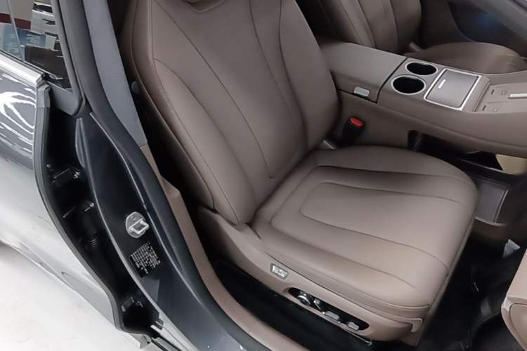 Used Hima Luxeed R7 2025 Range-Extended Version 251 km Max Right Front Seat