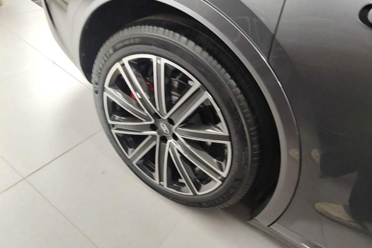 Used Hima Luxeed R7 2025 Extended-Range 331km Ultra Right Rear Wheel Hub
