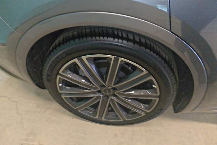 Used Hima Luxeed R7 2025 Range-Extended Version 251 km Max Right Rear Wheel Hub