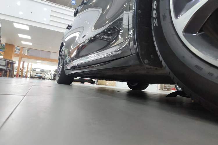 Used Hima Luxeed R7 2025 Range-Extended Version 251 km Max Right Side Sill