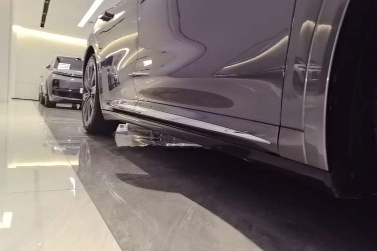 Used Hima Luxeed R7 2025 Range-Extended Version 251 km Max Right Side Sill