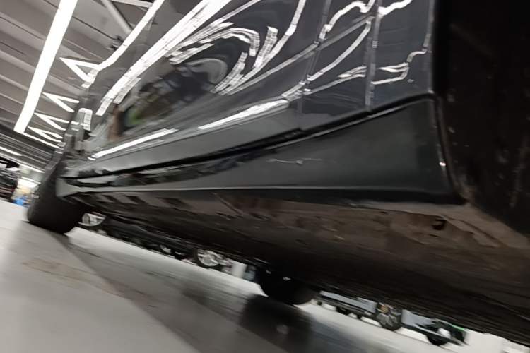 Used Hima Luxeed R7 2025 Range-Extended Version 251 km Max Right Side Sill