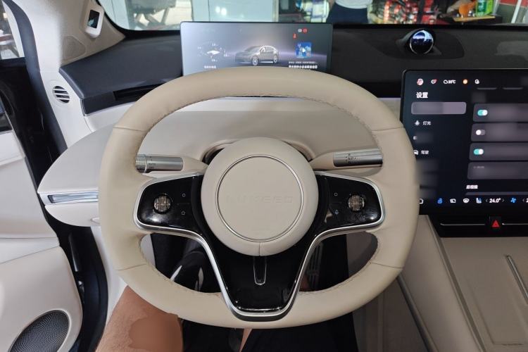 Used Hima Luxeed R7 2025 Range-Extended Version 251 km Max Steering Wheel