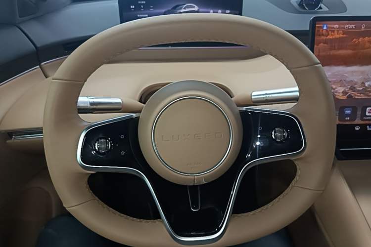 Used Hima Luxeed R7 2025 Range-Extended Version 251 km Max Steering Wheel