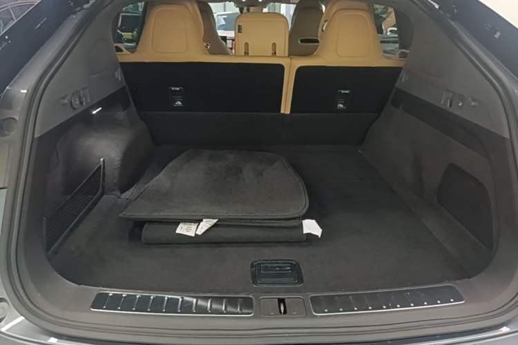 Used Hima Luxeed R7 2025 Range-Extended Version 251 km Max Trunk