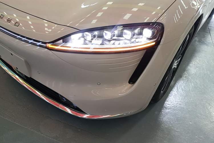 Used Hima Luxeed R7 2025 Range-Extended Version 251 km Max Left Front Headlight