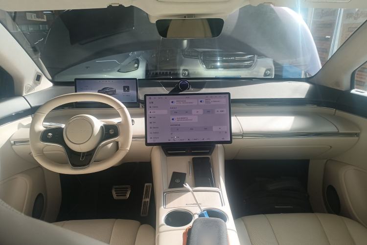 Used Hima Luxeed R7 2025 Range-Extended Version 251 km Max Center Console
