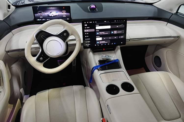 Used Hima Luxeed R7 2025 Range-Extended Version 251 km Max Center Console