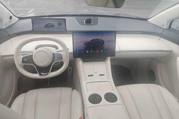 Used Hima Luxeed R7 2025 Range-Extended Version 251 km Max Center Console