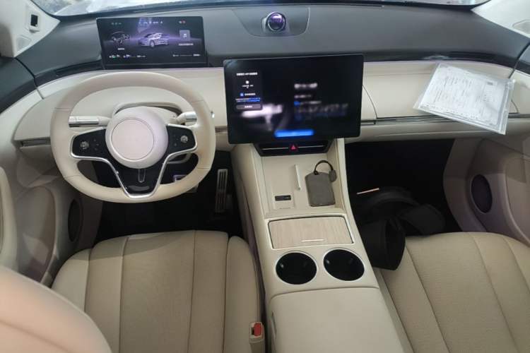 Used Hima Luxeed R7 2025 Range-Extended Version 251 km Max Center Console