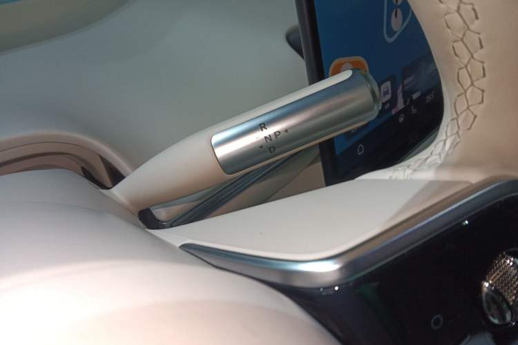 Used Hima Luxeed R7 2025 Range-Extended Version 251 km Max Gear Lever
