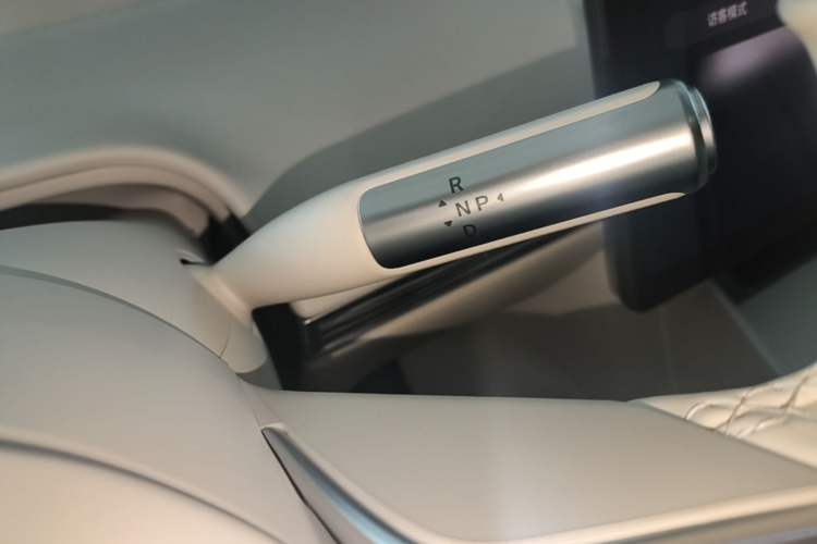 Used Hima Luxeed R7 2025 Range-Extended Version 251 km Max Gear Lever