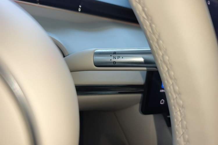 Used Hima Luxeed R7 2025 Range-Extended Version 251 km Max Gear Lever