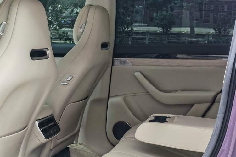 Used Hima Luxeed R7 2025 Range-Extended Version 251 km Max Interior 3