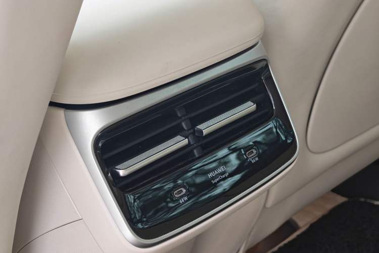 Used Hima Luxeed R7 2025 Range-Extended Version 251 km Max Interior 4