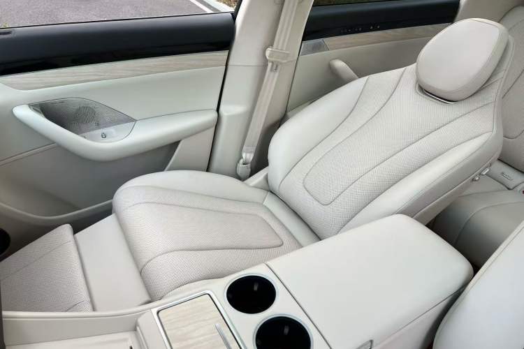 Used Hima Luxeed R7 2025 Range-Extended Version 251 km Max Interior 6