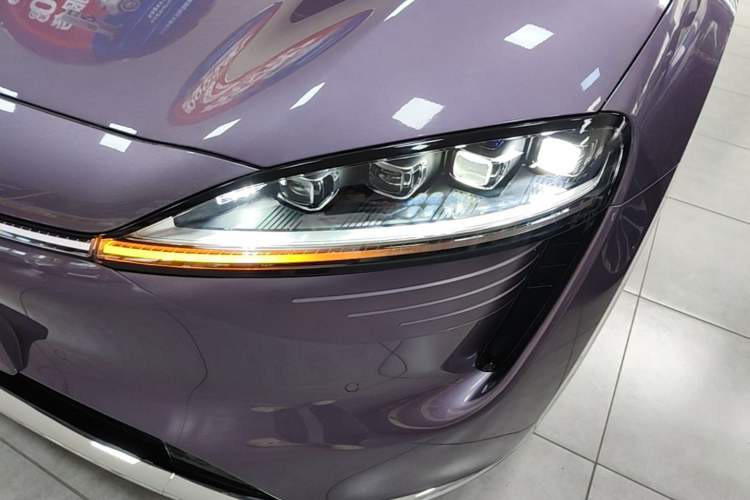 Used Hima Luxeed R7 2025 Extended-Range 331km Ultra Left Front Headlight
