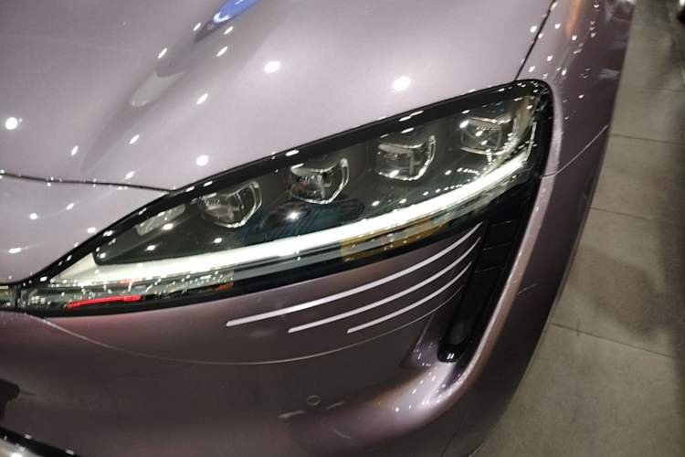 Used Hima Luxeed R7 2025 Range-Extended Version 251 km Max Left Front Headlight