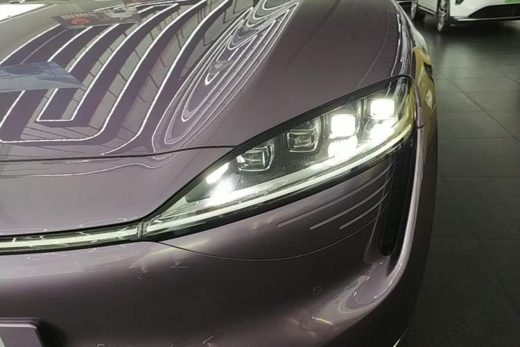 Used Hima Luxeed R7 2025 Range-Extended Version 251 km Max Left Front Headlight