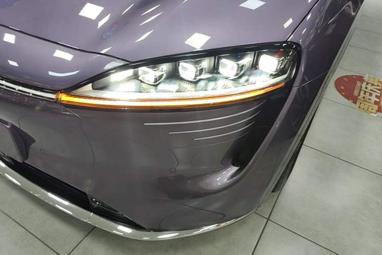 Used Hima Luxeed R7 2025 Range-Extended Version 251 km Max Left Front Headlight