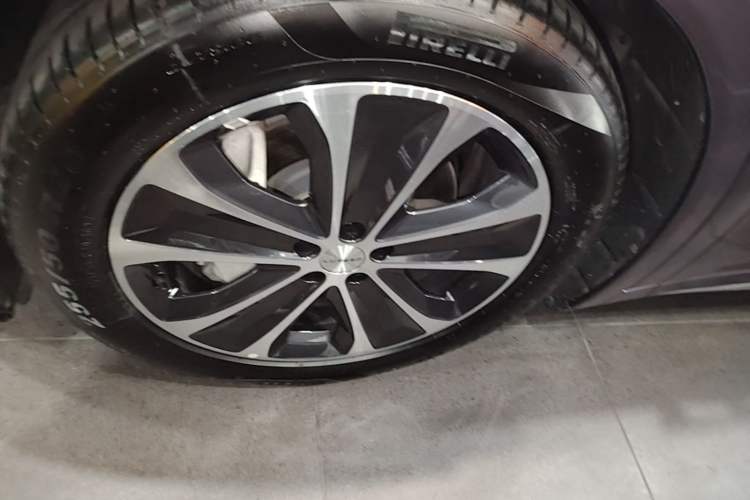 Used Hima Luxeed R7 2025 Range-Extended Version 251 km Max Left Front Wheel Hub