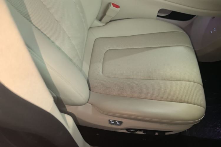 Used Hima Luxeed R7 2025 Range-Extended Version 251 km Max Right Front Seat