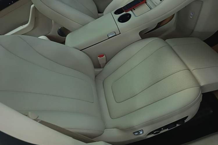 Used Hima Luxeed R7 2025 Range-Extended Version 251 km Max Right Front Seat