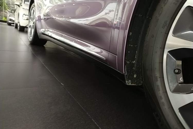 Used Hima Luxeed R7 2025 Range-Extended Version 251 km Max Right Side Sill