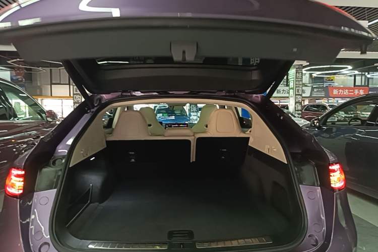 Used Hima Luxeed R7 2025 Range-Extended Version 251 km Max Trunk