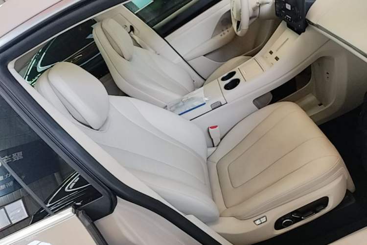 Used Hima Luxeed R7 2025 Range-Extended Version 251 km Max Right Front Seat
