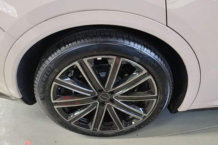 Used Hima Luxeed R7 2025 Range-Extended Version 251 km Max Right Rear Wheel Hub