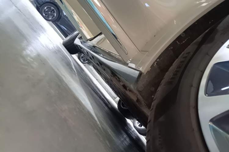 Used Hima Luxeed R7 2025 Range-Extended Version 251 km Max Right Side Sill