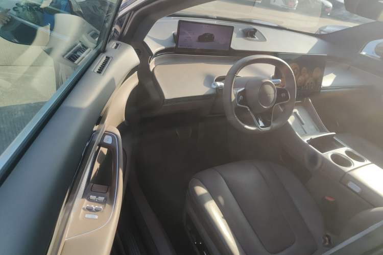 Used Hima Luxeed R7 2025 Range-Extended Version 251 km Max Interior 3