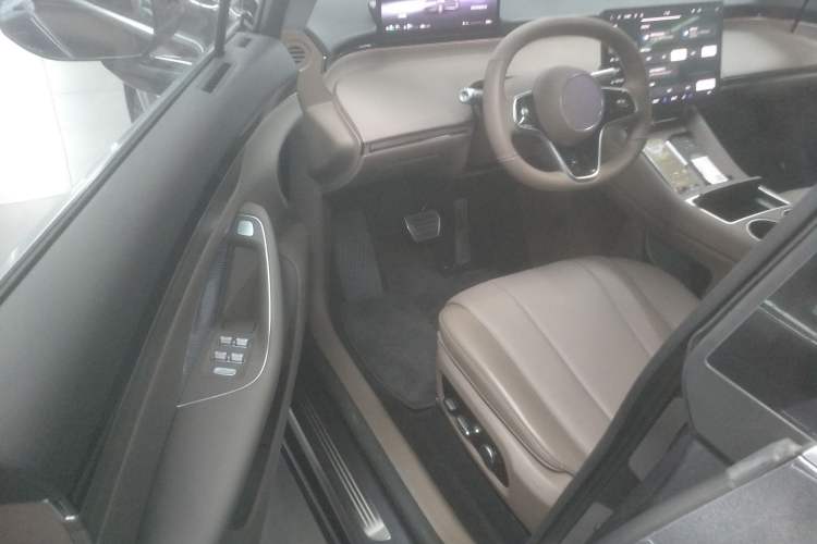 Used Hima Luxeed R7 2025 Range-Extended Version 251 km Max Interior 3
