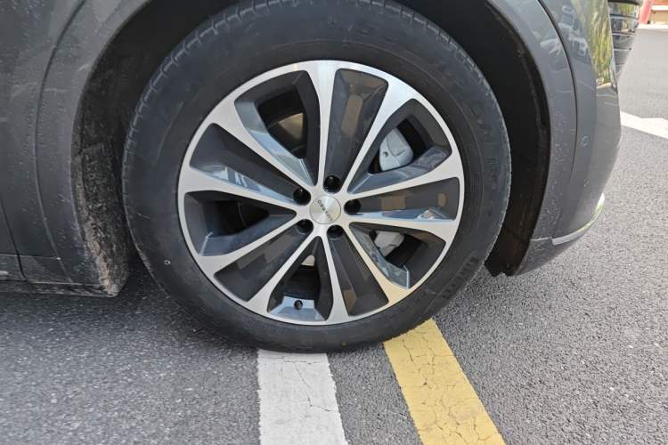 Used Hima Luxeed R7 2025 Extended-Range 251km Pro Right Front Wheel Hub