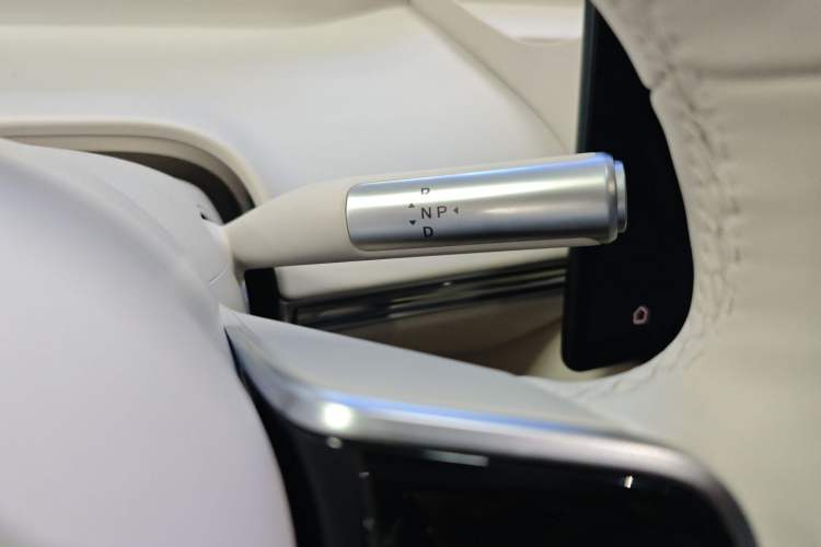 Used Hima Luxeed R7 2025 Range-Extended Version 251 km Max Gear Lever