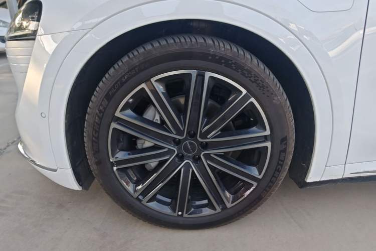 Used Hima Luxeed R7 2025 Range-Extended Version 251 km Max Left Front Wheel Hub