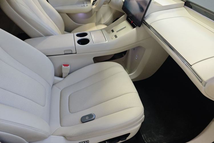Used Hima Luxeed R7 2025 Range-Extended Version 251 km Max Right Front Seat