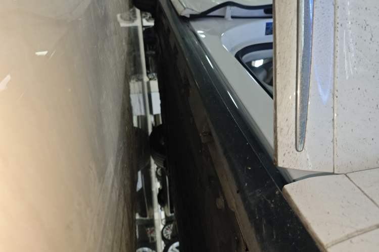 Used Hima Luxeed R7 2025 Range-Extended Version 251 km Max Right Side Sill